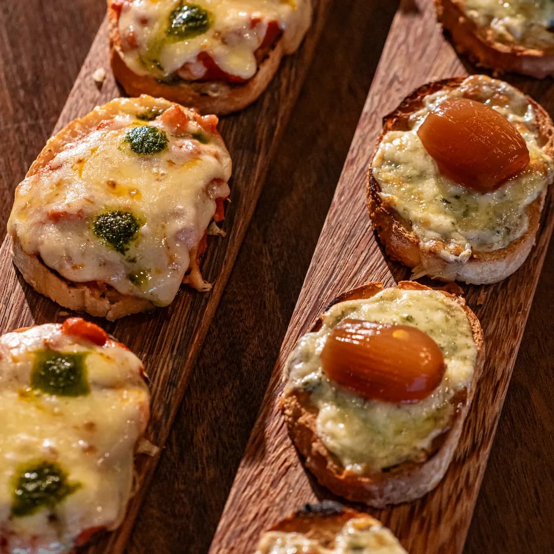 Bruschetas margherita e gorgonzola